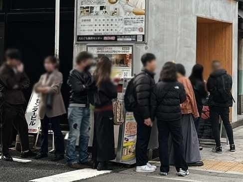 新宿燒肉牛舌的檸檬大阪本店外的排隊人潮