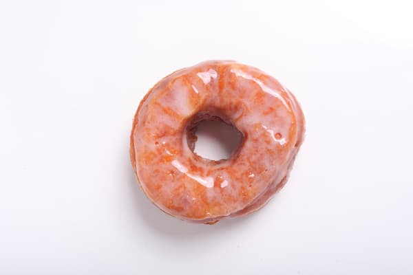 可颂釉 - 275日元：一种融合了可颂和甜甜圈形状的甜点，具有丰富的层次、酥脆的外部和蓬松的内部质地。