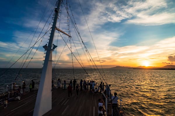 Pelayaran senja untuk menikmati matahari terbenam