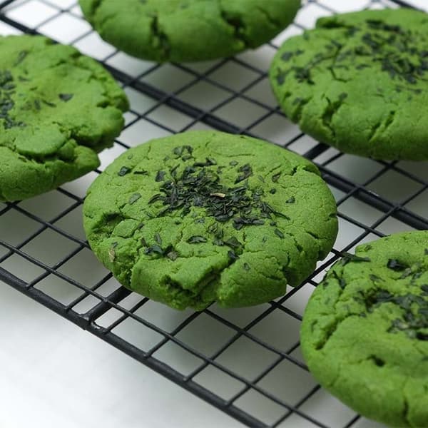 配料：小麦粉、蔗糖、黄油、蛋黄、脱脂奶粉、抹茶、碾茶、盐 / 泡打粉、小苏打