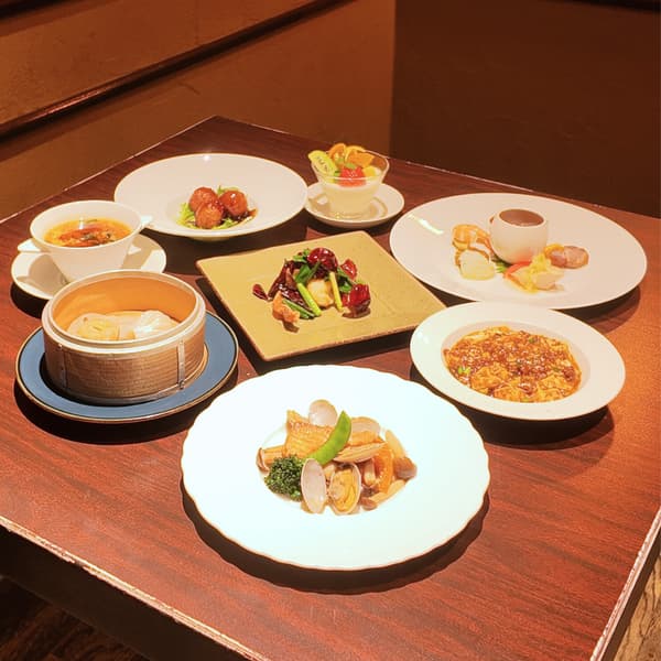 송별회 및 환영회에 완벽하게 어울리는 제철 중식 요리를 선보이는 고급스러운 봄 연회 코스