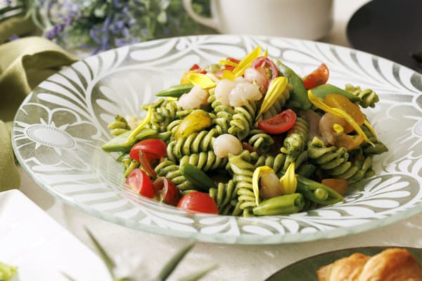 차가운 단새우와 바질 소스를 곁들인 미니 토마토 파스타