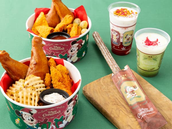 Holiday Party Bucket dengan ayam goreng dan camilan di samping dua minuman spesial
