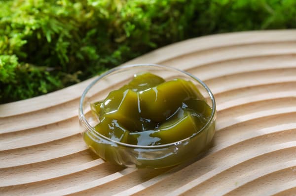 令人联想到溪流苔藓晶莹剔透之感的蕨饼