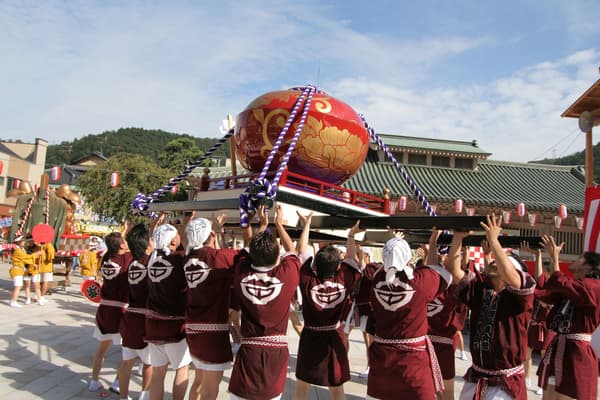 Procesión de mikoshi en el Festival Yamanaka Onsen Koikoi