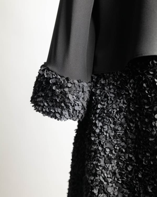 Blusa y falda con detalle de pétalos