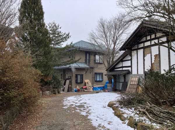 新建築（後方）和倉庫（前方）