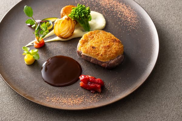 烤日本牛肉片配榛子味，马德拉酱，芹菜根和草莓点缀