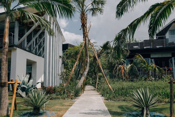 Sekitar 300 spesies tanaman di BOTANICAL POOL CLUB