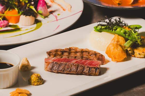 精心烤製的神戶牛肉,鎖住濃郁的鮮味