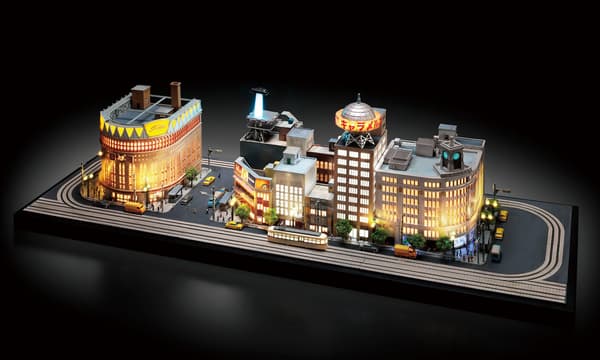 Diorama size (including base): 91.5 cm wide x 32.5 cm deep x 29 cm tall