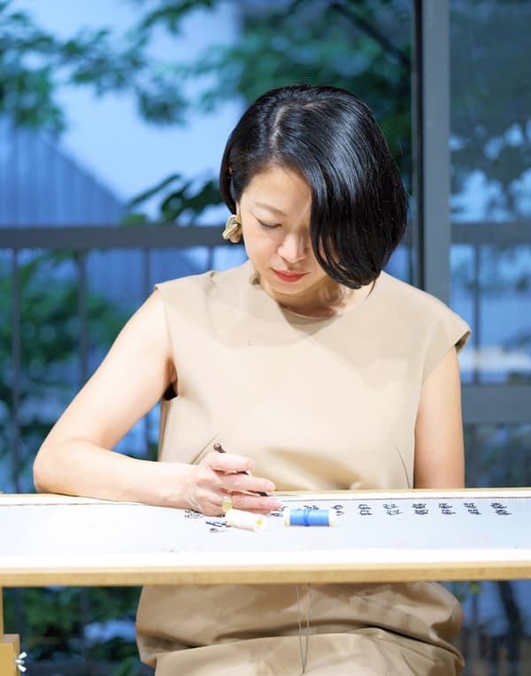 Diseñadora Môko Kobayashi trabajando