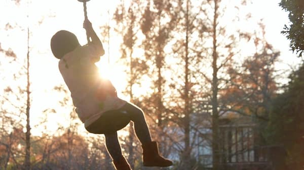 川内伦子，《M/E》，2022 年，双通道视频，东京都写真美术馆藏