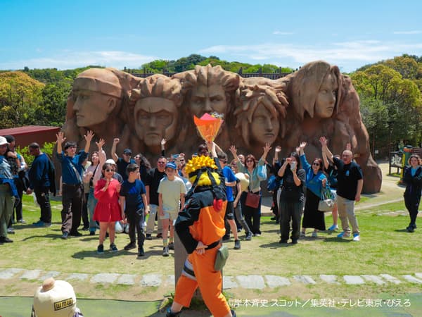 Sesi foto kenang-kenangan bersama Naruto dengan simbol Desa Daun yang telah selesai