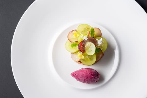 Pastel de queso Gorgonzola horneado con uvas de Nagano y sorbete de uva Nagano Purple