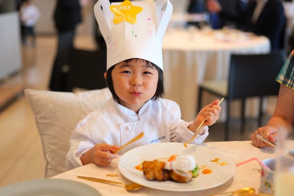 孩子們齊聚在 Anniversaire Minatomirai Yokohama 參加 First French 2026 活動