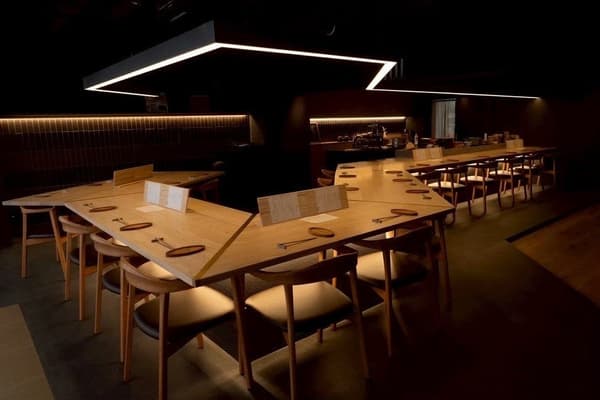 Asientos interiores en Ginza Kiwagiwa