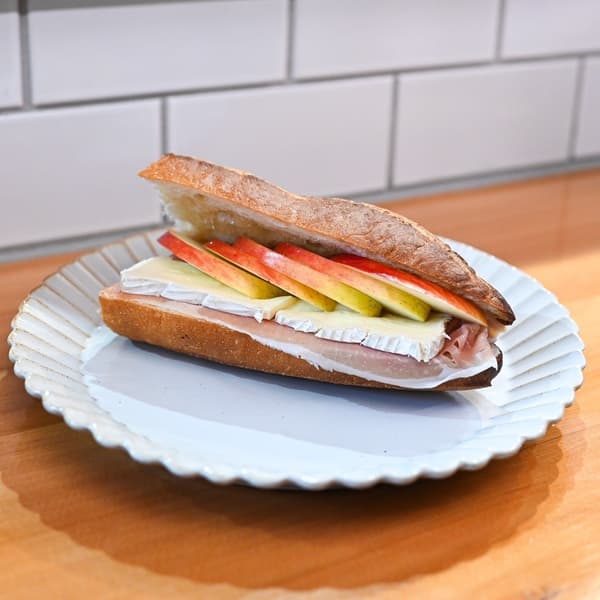 蘋果、義式生火腿和布里乾酪和諧法式長棍