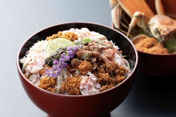 Menu baru musim ini, yang menampilkan kanimeshi (nasi kepiting)