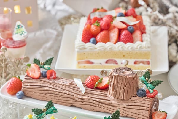 Bûche de Noël and strawberry shortcake (image)
