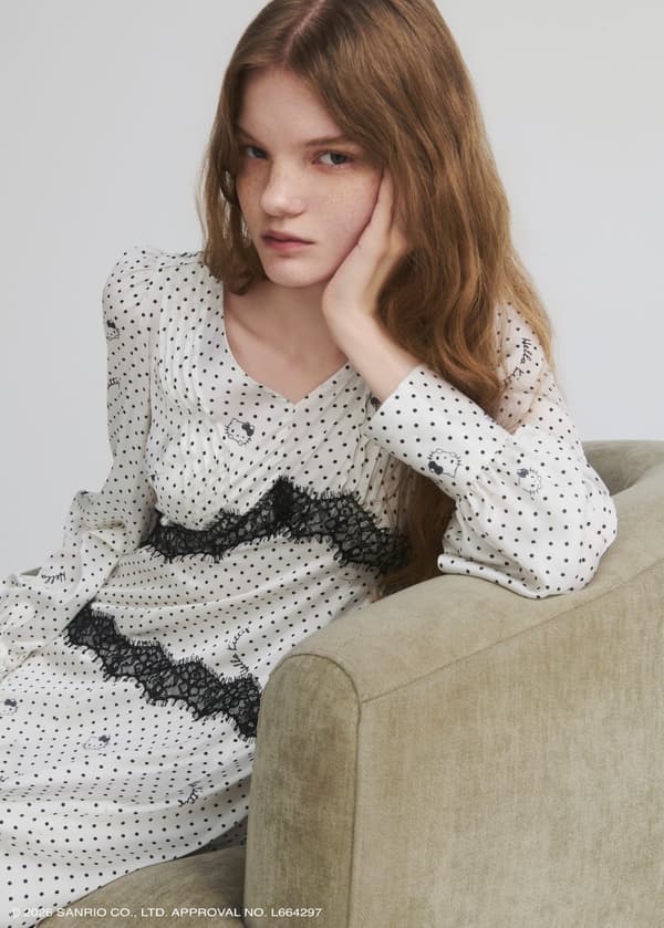 Hello Kitty Dot Print Lace Combination Dress, tampak dekat
