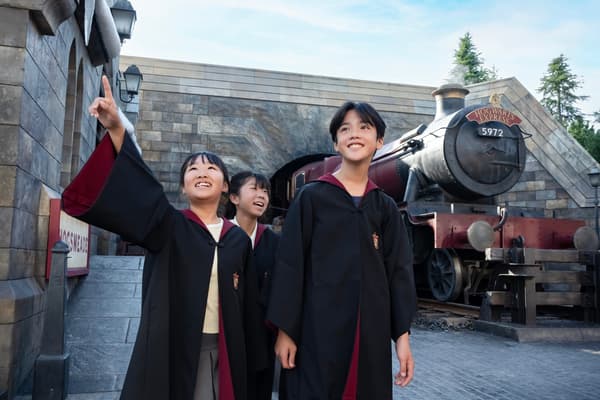 Visitantes comprando artículos de Regreso a Hogwarts