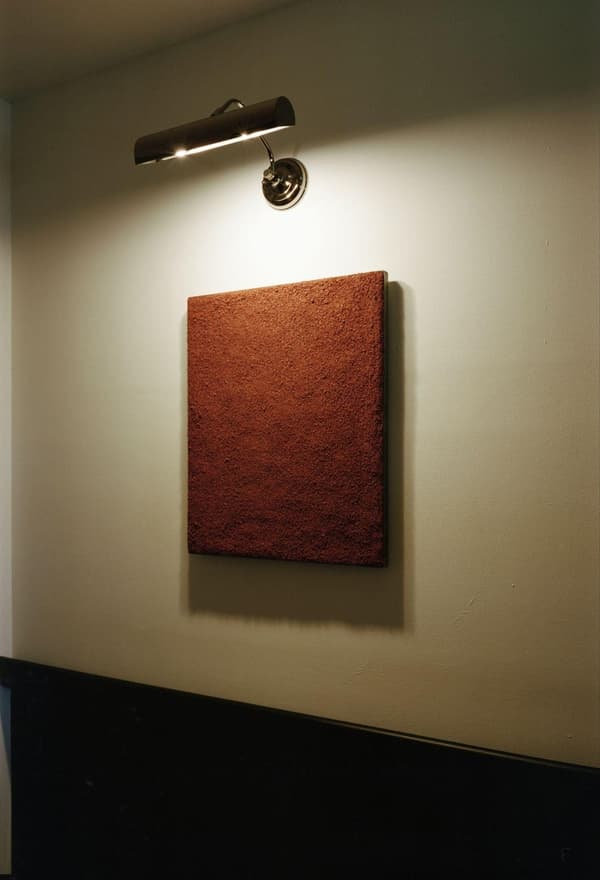 Arte dentro del edificio hecho con materiales de origen local, por BOTAN&sumire