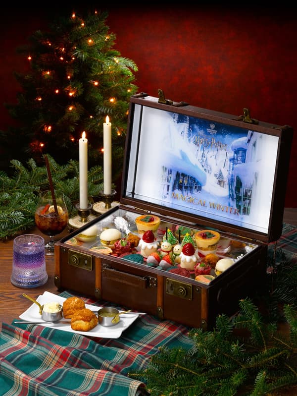 Magical Winter Afternoon Tea เสิร์ฟบนแท่นวางรูปหีบเดินทาง