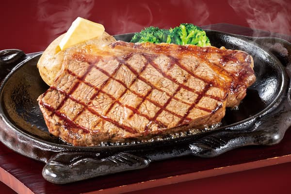 Steik sirloin matang dan hidangan panggang lengkap lainnya