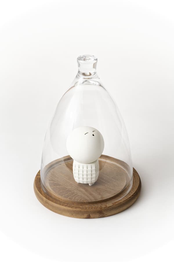 和田直，《白瓷香炉“欢迎！”》，12.7cm×8.0cm，玻璃盒：30.0cm×23.3cm