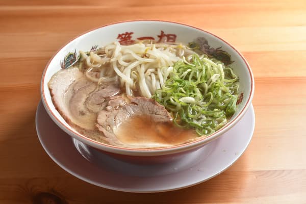 一碗鋪滿切片叉燒、豆芽菜與蔥花的京都拉麵