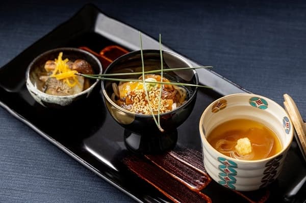 松茸茶碗蒸、松茸荞麦面冻、松茸炙烤红魳鱼