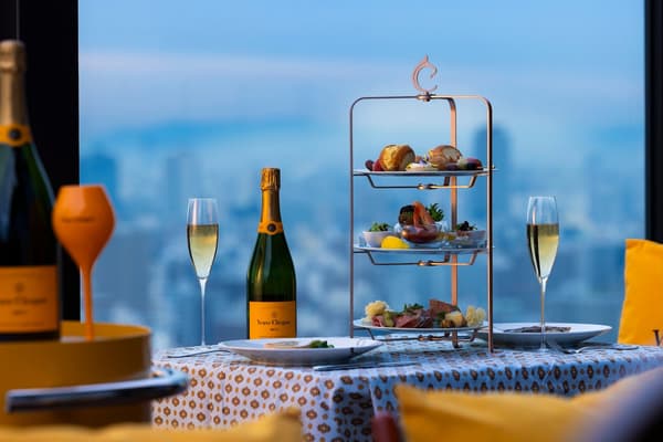 Crudo Appetizer Tower เสิร์ฟบนชั้นวางสามชั้น