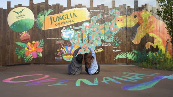 Anniversary photo spots at JUNGLIA OKINAWA — Jan footprints and dinosaur footprints