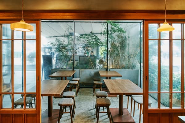 Tempat duduk teras di Shimokita Rokkaku