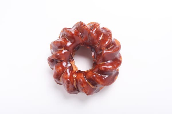 Canele甜甜圈 - 264日元：一款甜甜圈，更真实地完成了法国糖果canelé的特征性耐嚼质地、苦焦糖釉和添加的朗姆酒风味。