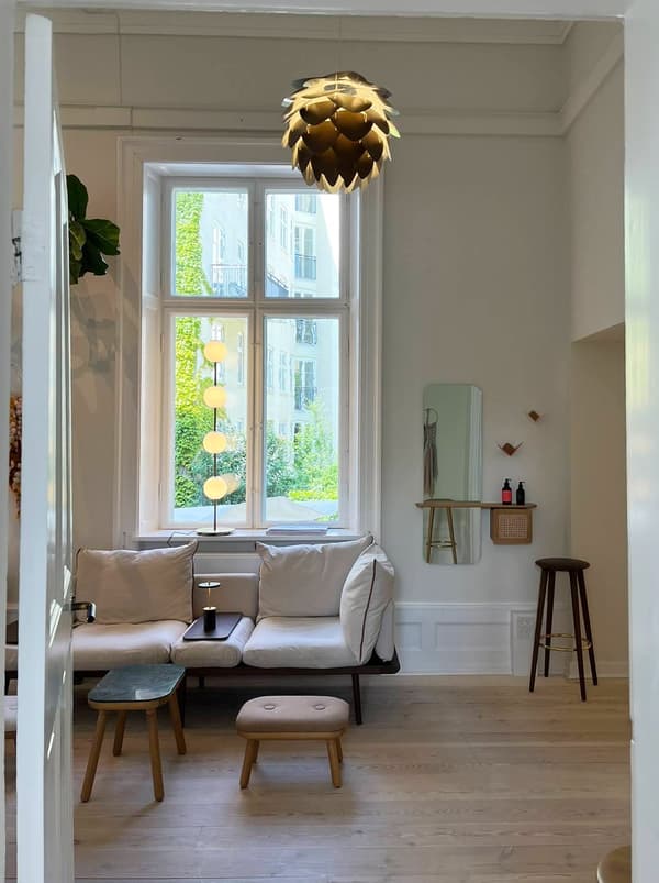 在 UMAGE 展厅，享受着宜人的运河微风（2024 年哥本哈根 3daysofdesign 期间拍摄）