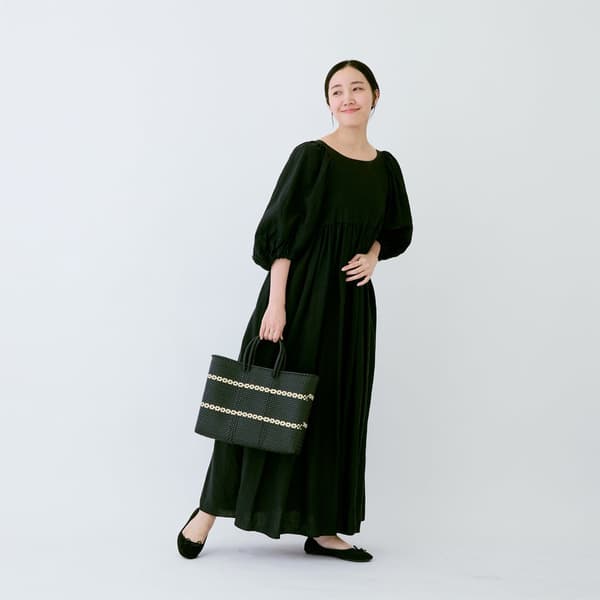 Letra SHORT S black mercado bag side view