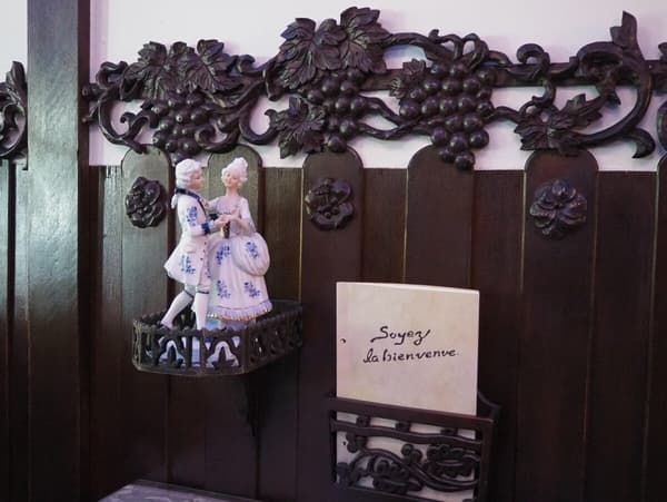 Detail ukiran kayu Kissa Soirée