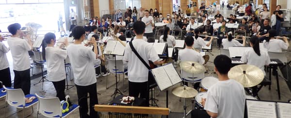Band Tiup SMA Mikuni tampil di pasar pagi