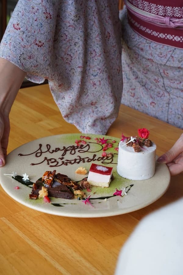 Un ejemplo de plato de aniversario. Disponible por un cargo adicional, bajo reserva hasta el día anterior