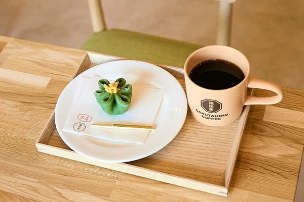 Wagashi yang disajikan dengan secangkir kopi