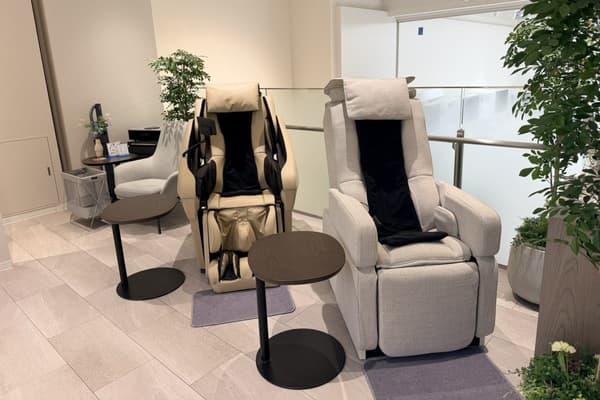 Two massage chairs available for simultaneous use