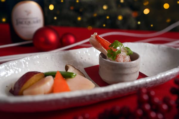 Chinese Restaurant SANGU Christmas Dinner 2026: Stir-fried Hokkaido scallops and seasonal vegetables, and steamed king crab with seafood soy sauce