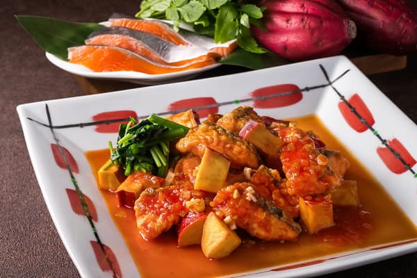 Salmón de Sanriku y salsa de chile de batata