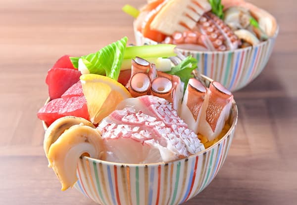Don de marisco cubierto con sashimi variado