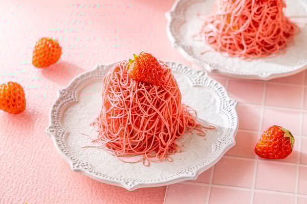 Freshly Squeezed! Strawberry Mont Blanc (Weekends and holidays only)