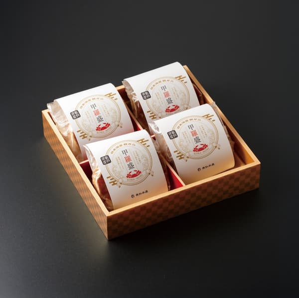 Kotak hadiah Select Oyagani Kōra-mori isi empat buah