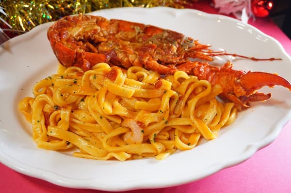 Pasta krim tomat lobster (gambar)