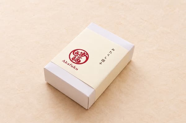 ภาพกระดาษห่อที่ได้รับแรงบันดาลใจจากกระเบื้องหลังคาร้าน Akafuku สาขาหลัก